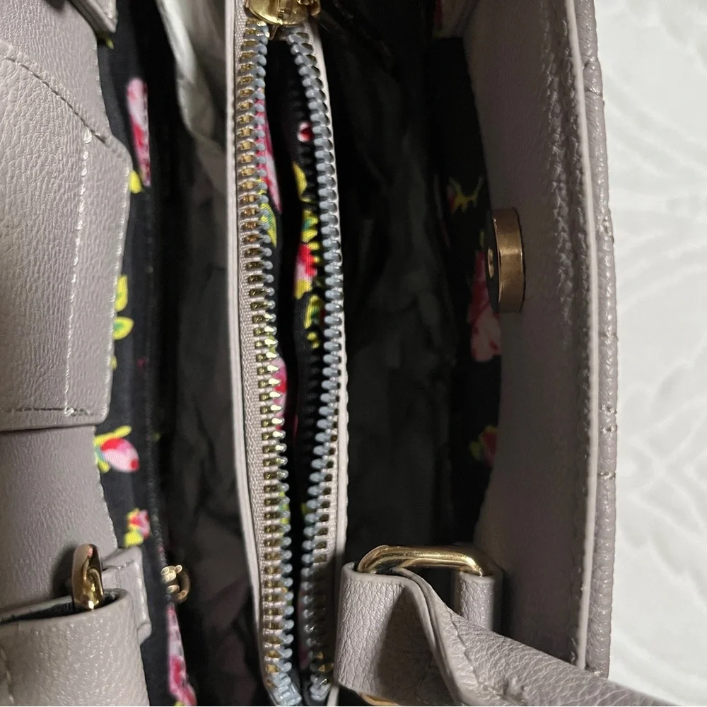 Betsey Johnson NWOTs Gray Heart Handbag. - Picture 10 of 10